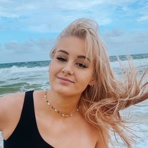 Meet your Posher, Hallie